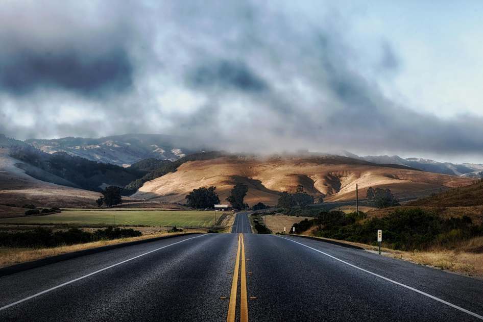 Caminhada mindful é andar prestando atenção em cada passo, na respiração e no ambiente ao redor.